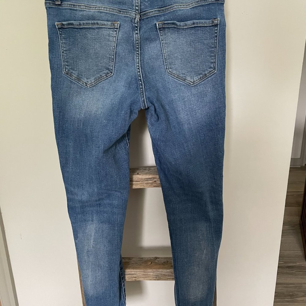Old Navy Ripped Jeans - Picture 3 of 3